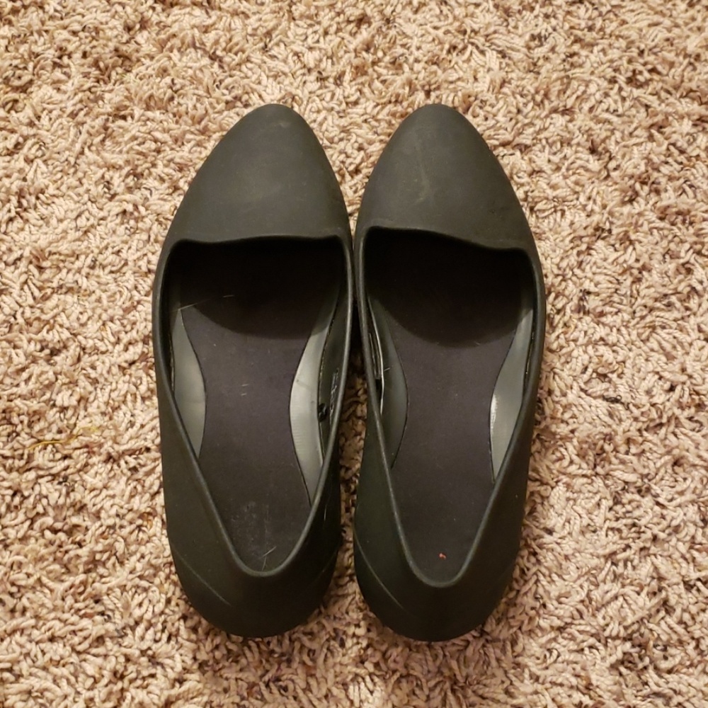 8W Croc flats